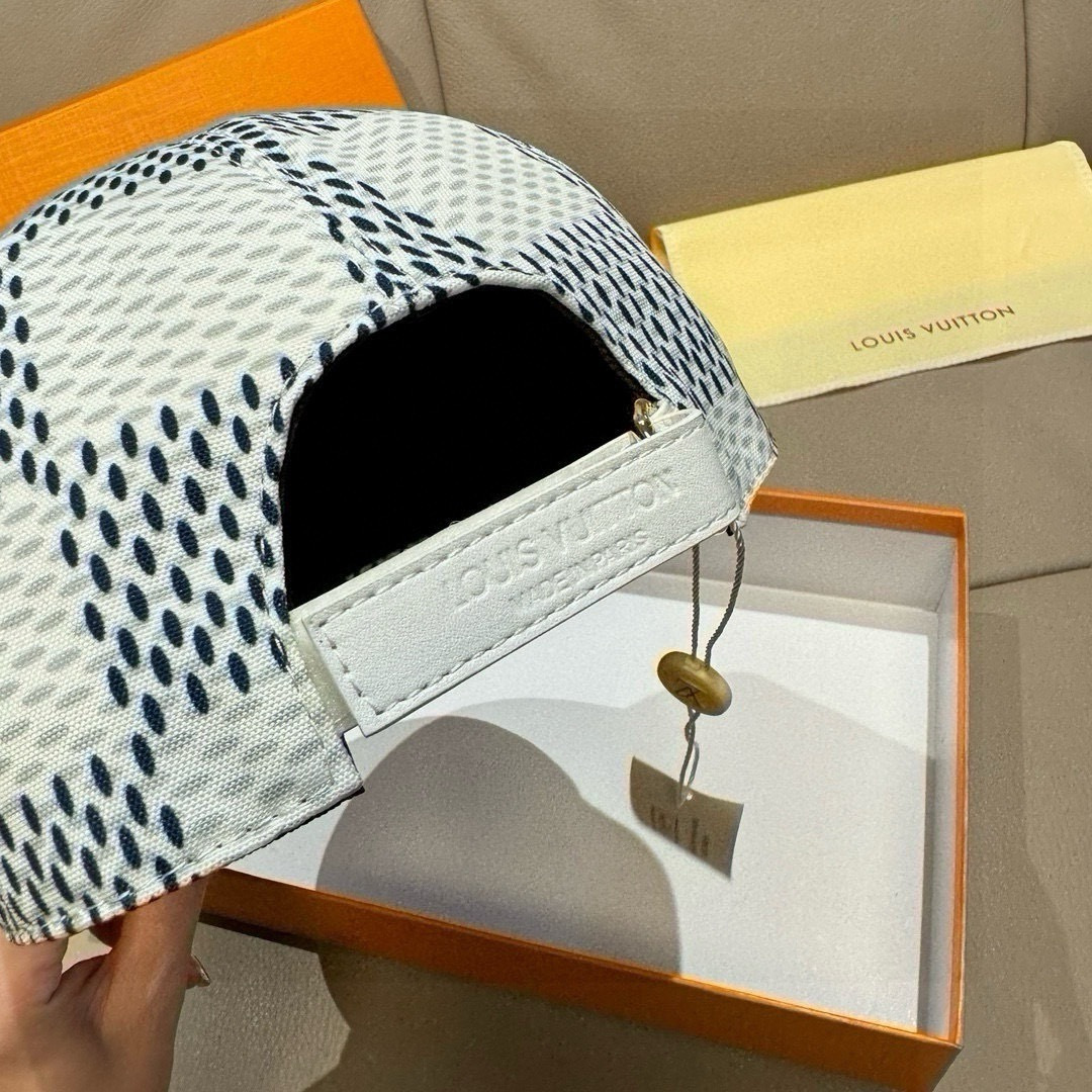 
爆款强势回货
配盒子布袋，LV(路易威登)新款原单棒球帽，大V丝印，专柜11开模订制，原厂订制面料+头