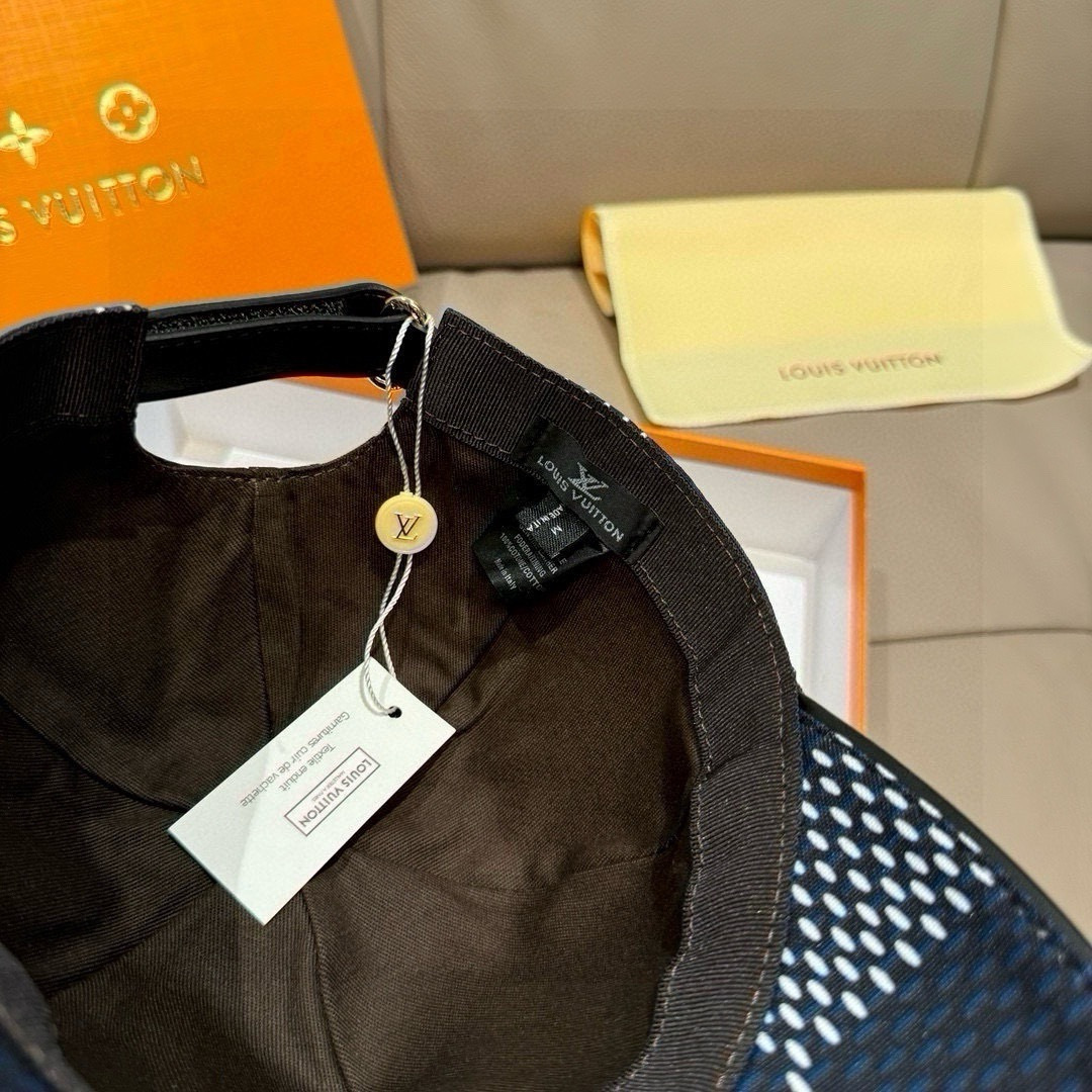 
爆款强势回货
配盒子布袋，LV(路易威登)新款原单棒球帽，大V丝印，专柜11开模订制，原厂订制面料+头