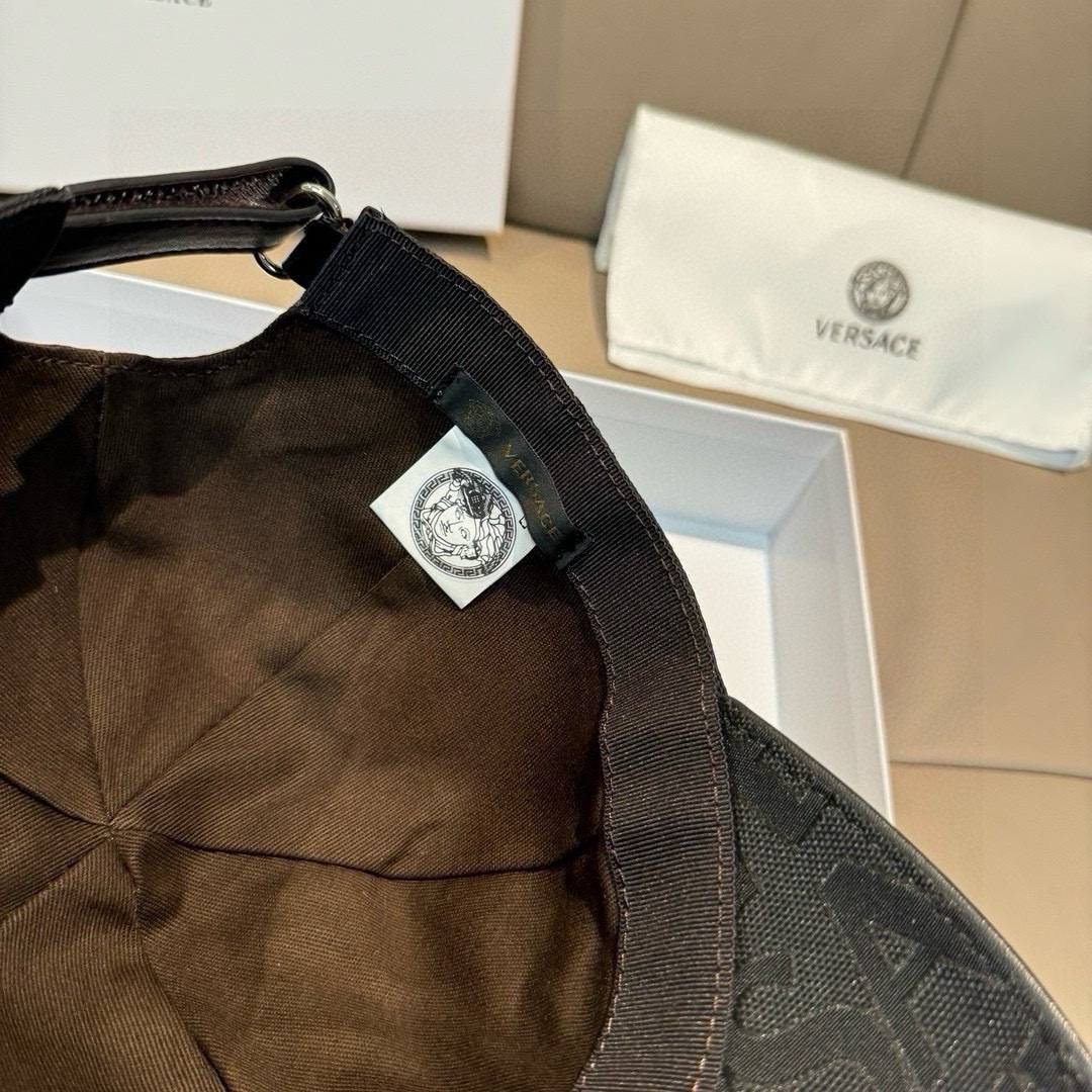 
爆款出货！
配包装布袋，VERSACE(范思哲)新款原单棒球帽，11开模订制，原版专柜布料+头层牛皮，