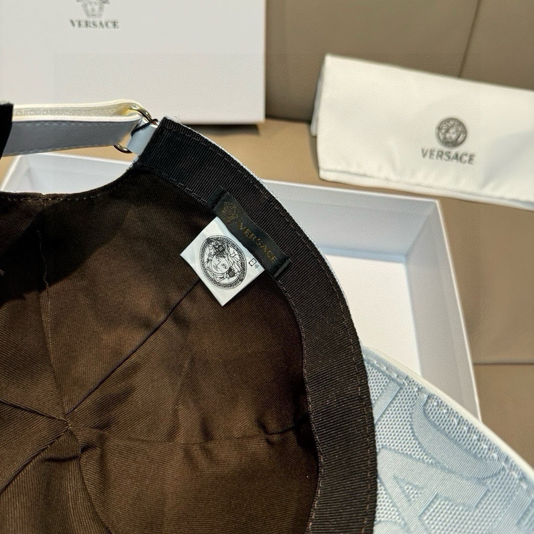 
爆款出货！
配包装布袋，VERSACE(范思哲)新款原单棒球帽，11开模订制，原版专柜布料+头层牛皮，