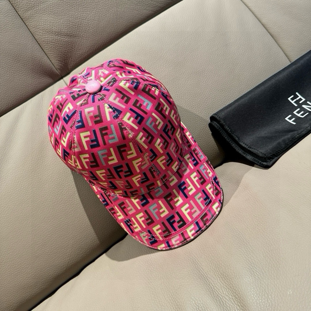 
新款出货
配盒子布袋，Fendi（芬迪）新款原单棒球帽， 双F提花，专柜常年热卖款，口碑极佳，11开模