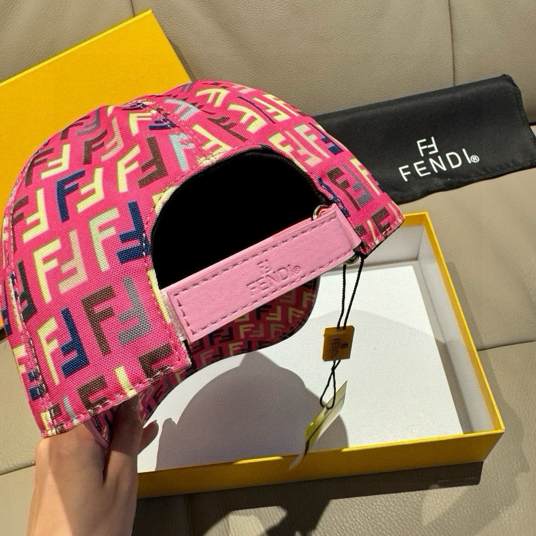 
新款出货
配盒子布袋，Fendi（芬迪）新款原单棒球帽， 双F提花，专柜常年热卖款，口碑极佳，11开模