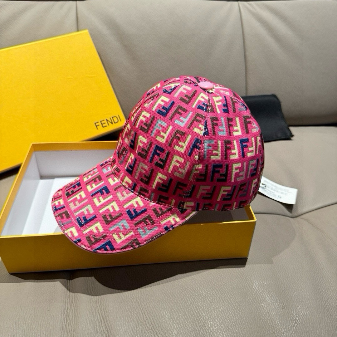 
新款出货
配盒子布袋，Fendi（芬迪）新款原单棒球帽， 双F提花，专柜常年热卖款，口碑极佳，11开模