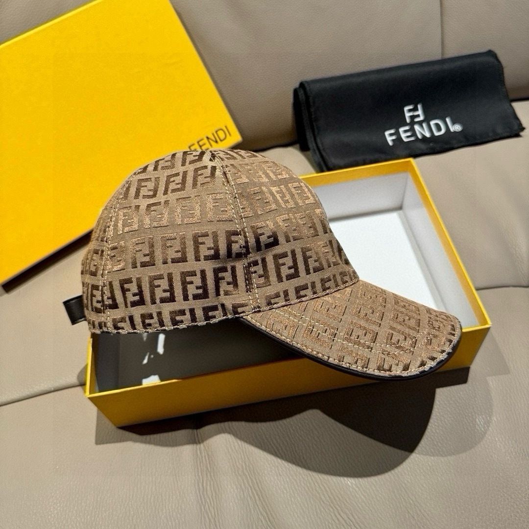 
新款出货
配盒子布袋，Fendi（芬迪）新款原单棒球帽， 双F提花，专柜常年热卖款，口碑极佳，11开模
