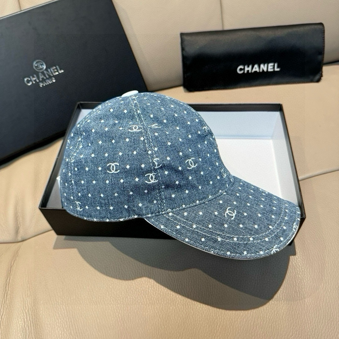 
配盒子布袋，Chanel(香奈儿)新款原单棒球帽， 牛仔小双C，专柜11开模订制，原版牛仔布料+头层牛