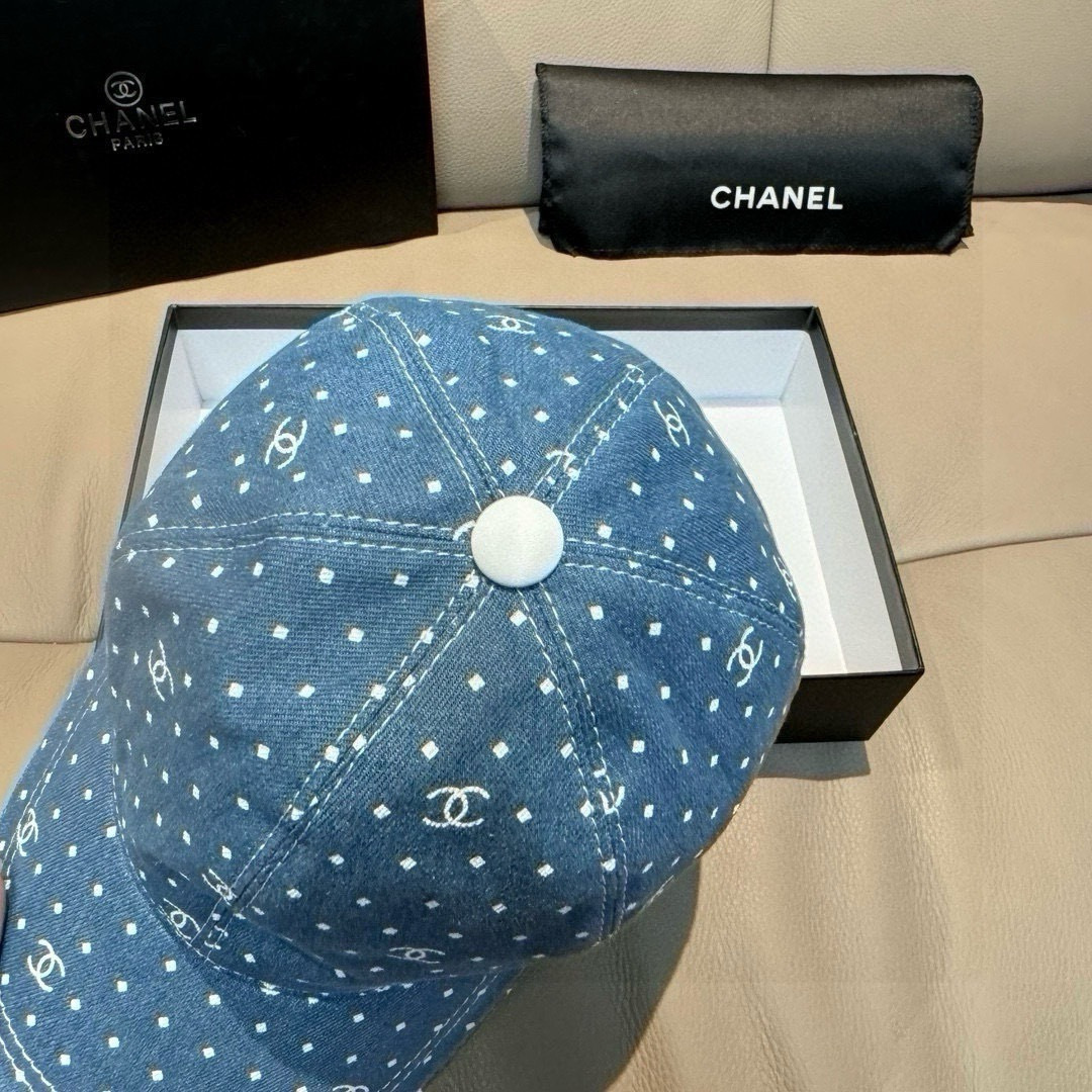 
配盒子布袋，Chanel(香奈儿)新款原单棒球帽， 牛仔小双C，专柜11开模订制，原版牛仔布料+头层牛