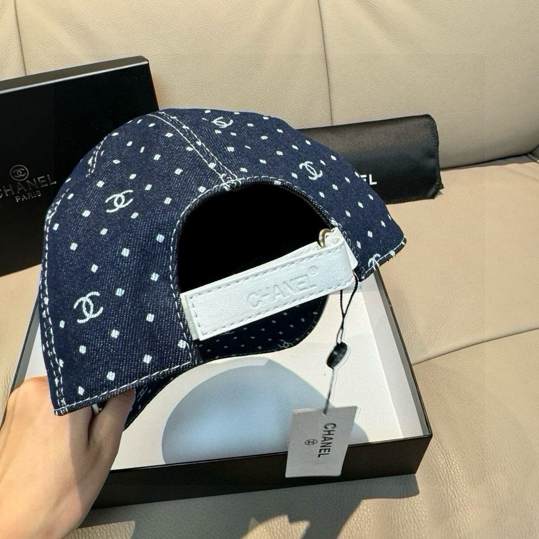 
配盒子布袋，Chanel(香奈儿)新款原单棒球帽， 牛仔小双C，专柜11开模订制，原版牛仔布料+头层牛