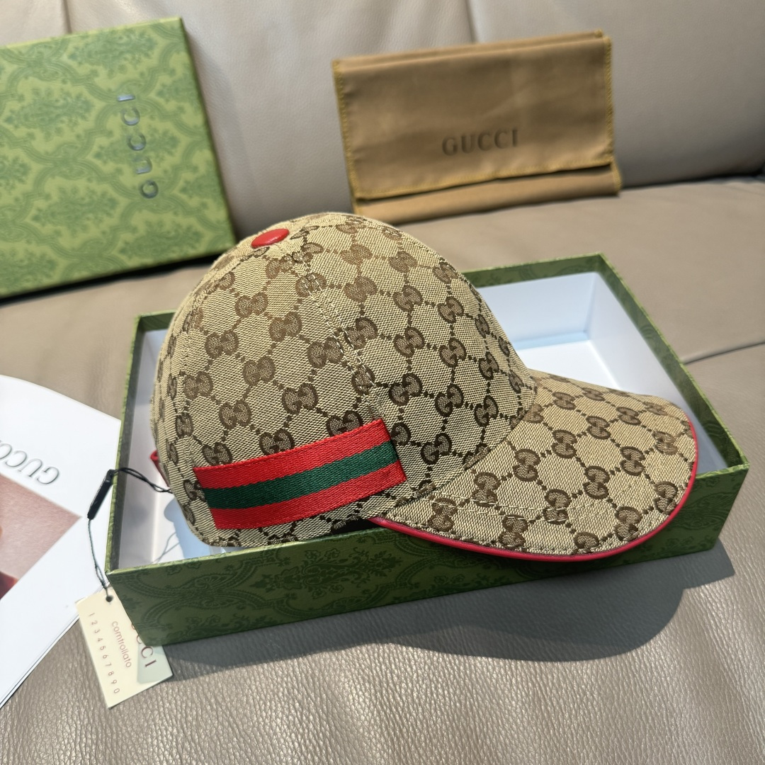 
配盒子布袋，Gucci(古奇)新款原单棒球帽， 三色织带，11开模订制，原版帆布料+头层牛皮，红色皮边