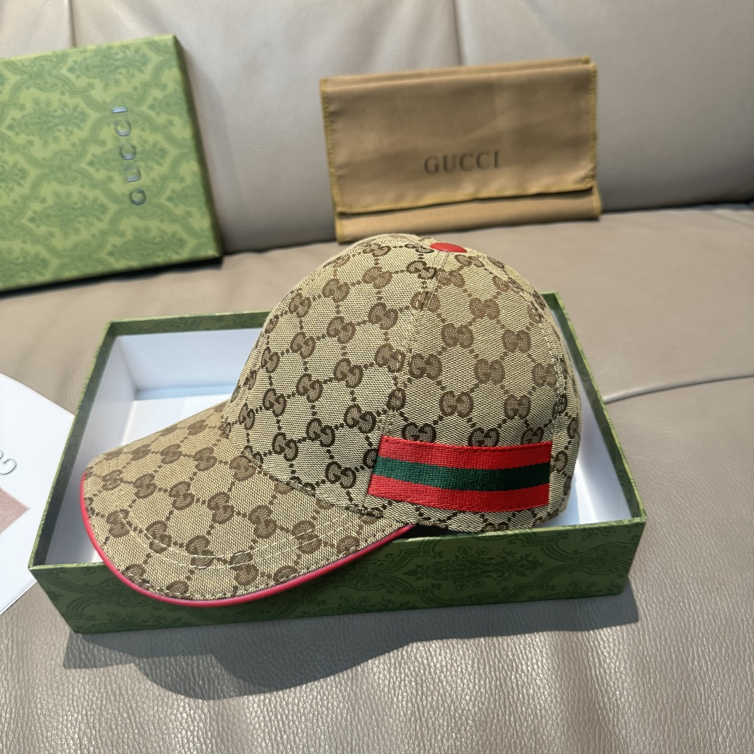 
配盒子布袋，Gucci(古奇)新款原单棒球帽， 三色织带，11开模订制，原版帆布料+头层牛皮，红色皮边