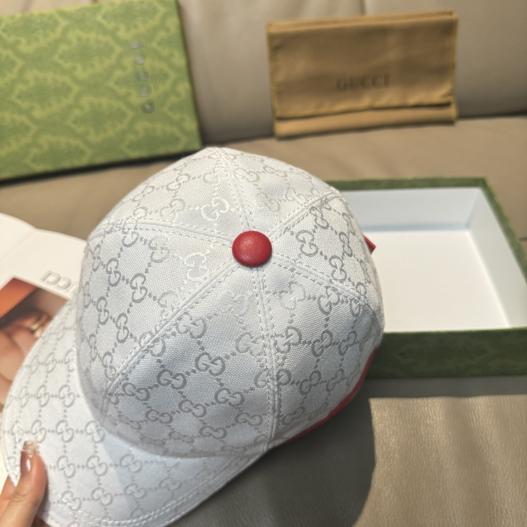 
配盒子布袋，Gucci(古奇)新款原单棒球帽， 三色织带，11开模订制，原版帆布料+头层牛皮，红色皮边