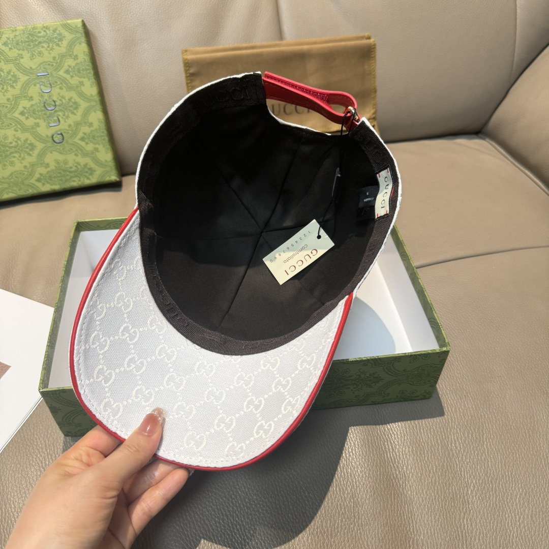 
配盒子布袋，Gucci(古奇)新款原单棒球帽， 三色织带，11开模订制，原版帆布料+头层牛皮，红色皮边