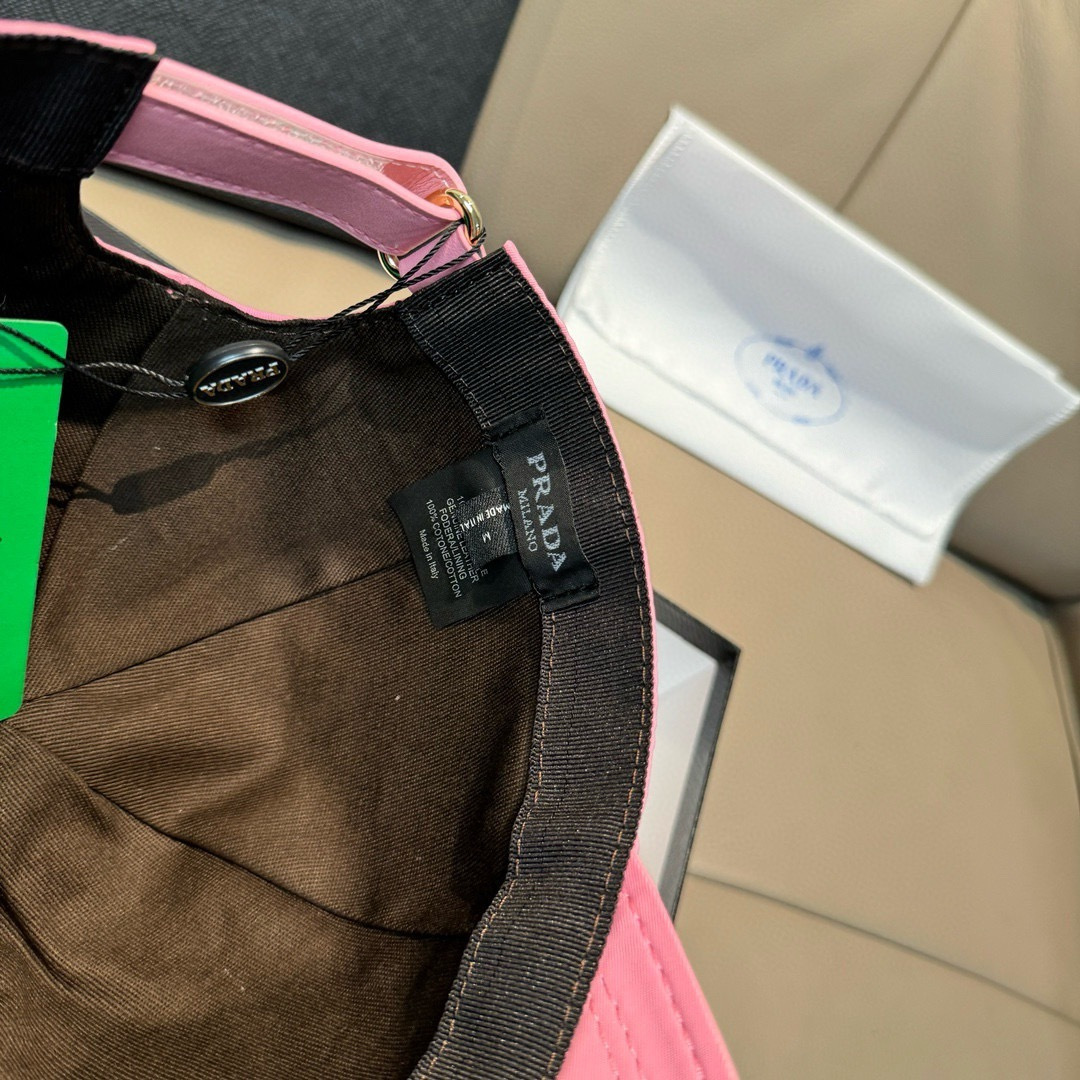 
火爆倒三角四色出货！
配盒子布袋，Prada(普拉达)经典原单棒球帽， 经典倒三角金属logo，专柜1