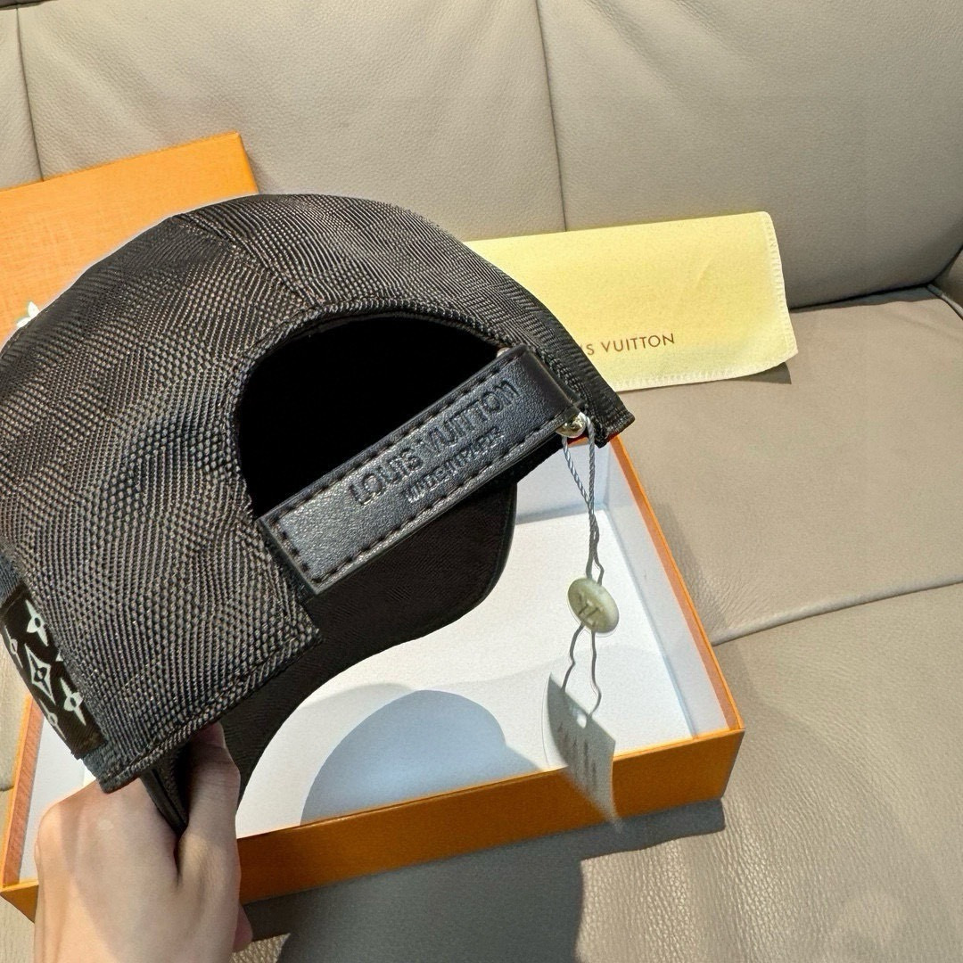 
配包装布袋，LV路易威登新款原单棒球帽，经典棋盘格，11开模订制，原版专柜布料+头层牛皮，小方格时尚帅