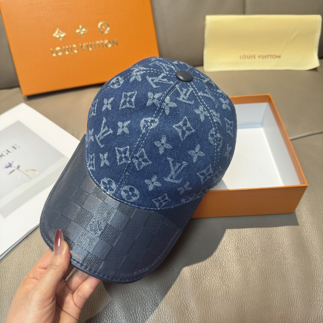 
配盒子布袋，LV(路易威登)新款原单棒球帽，牛皮压花，11开模订制，原版牛仔布料，做工细致完美，质量超