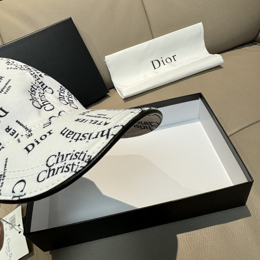
配盒子布袋，Dior(迪奥)新款原单棒球帽， Christian Dior丝印，复古韵味十足，专柜断货