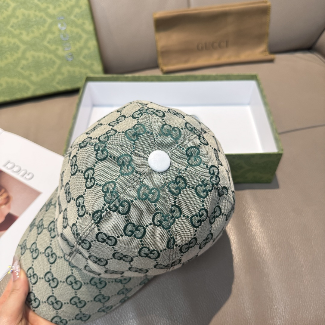 
万年经典！火爆全网的莫兰迪色系出货啦！
配盒子布袋，Gucci(古奇)经典原单棒球帽😍😍专柜11开模订
