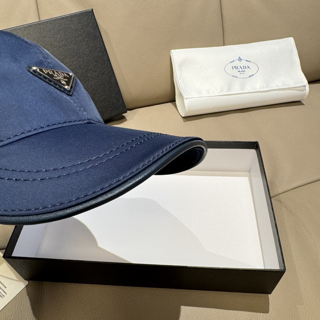 
火爆倒三角四色出货！
配盒子布袋，Prada(普拉达)经典原单棒球帽， 经典倒三角金属logo，专柜1