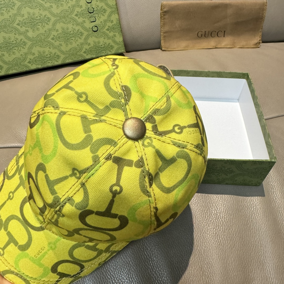 
马衔扣出货
配包装布袋，Gucci古奇新款原单棒球帽， 马衔扣棒球帽。专柜11开模订制，原版帆布面料+