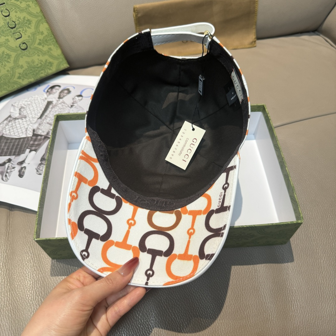 
马衔扣出货
配包装布袋，Gucci古奇新款原单棒球帽， 马衔扣棒球帽。专柜11开模订制，原版帆布面料+
