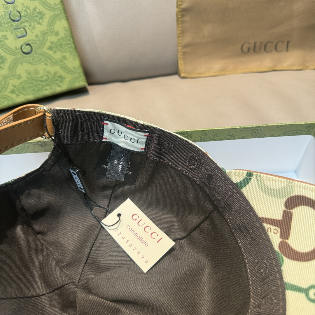 
马衔扣出货
配包装布袋，Gucci古奇新款原单棒球帽， 马衔扣棒球帽。专柜11开模订制，原版帆布面料+