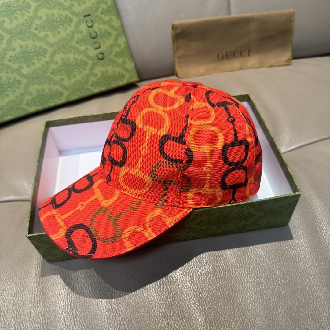 
马衔扣出货
配包装布袋，Gucci古奇新款原单棒球帽， 马衔扣棒球帽。专柜11开模订制，原版帆布面料+