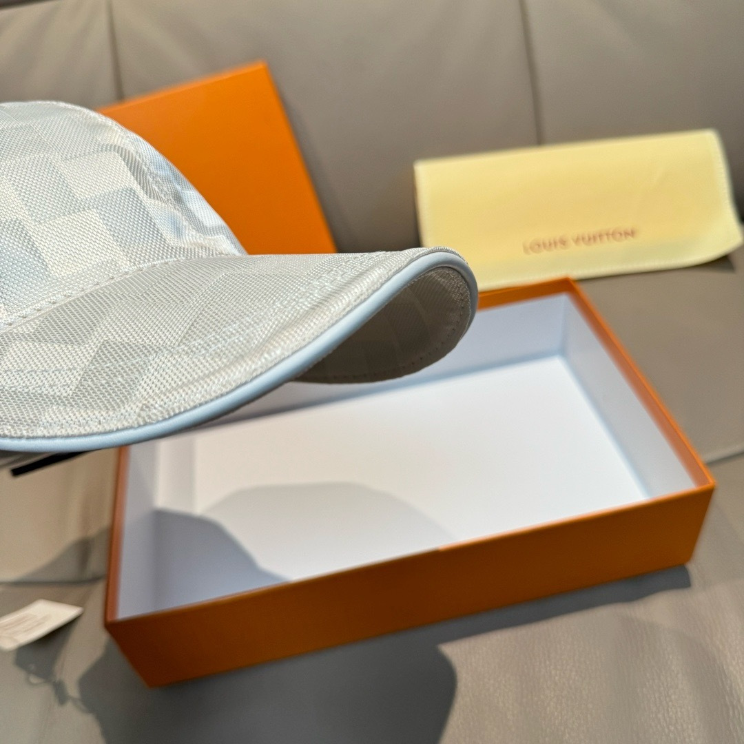 
配包装布袋，LV路易威登新款原单棒球帽，经典棋盘格，11开模订制，原版专柜布料+头层牛皮，小方格时尚帅