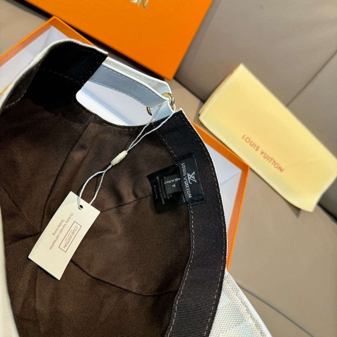 
配包装布袋，LV路易威登新款原单棒球帽，经典棋盘格，11开模订制，原版专柜布料+头层牛皮，小方格时尚帅