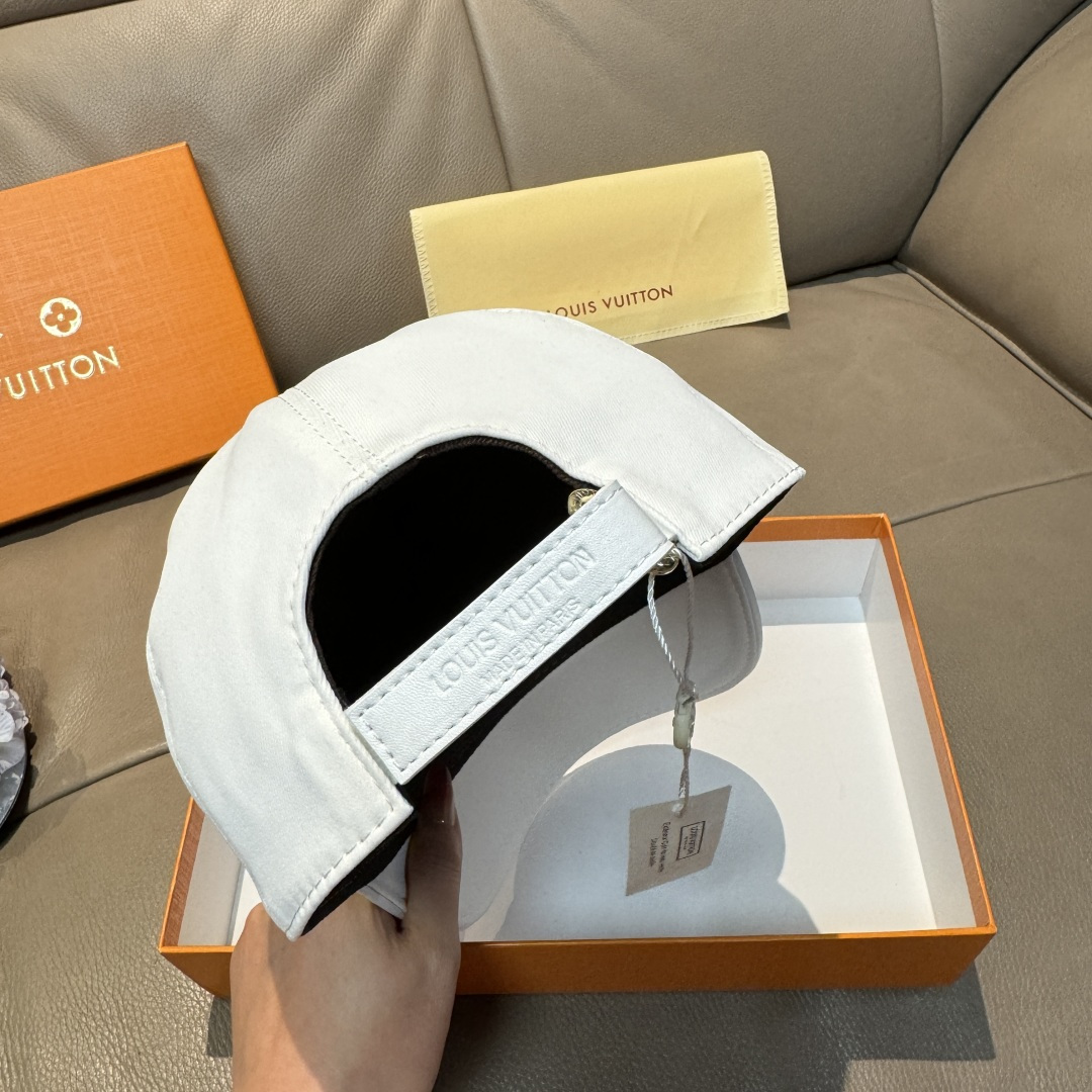 
新款出货
配盒子布袋，LV(路易威登)新款原单棒球帽，Lv刺绣，11开模订制，重工刺绣，做工细致完美，