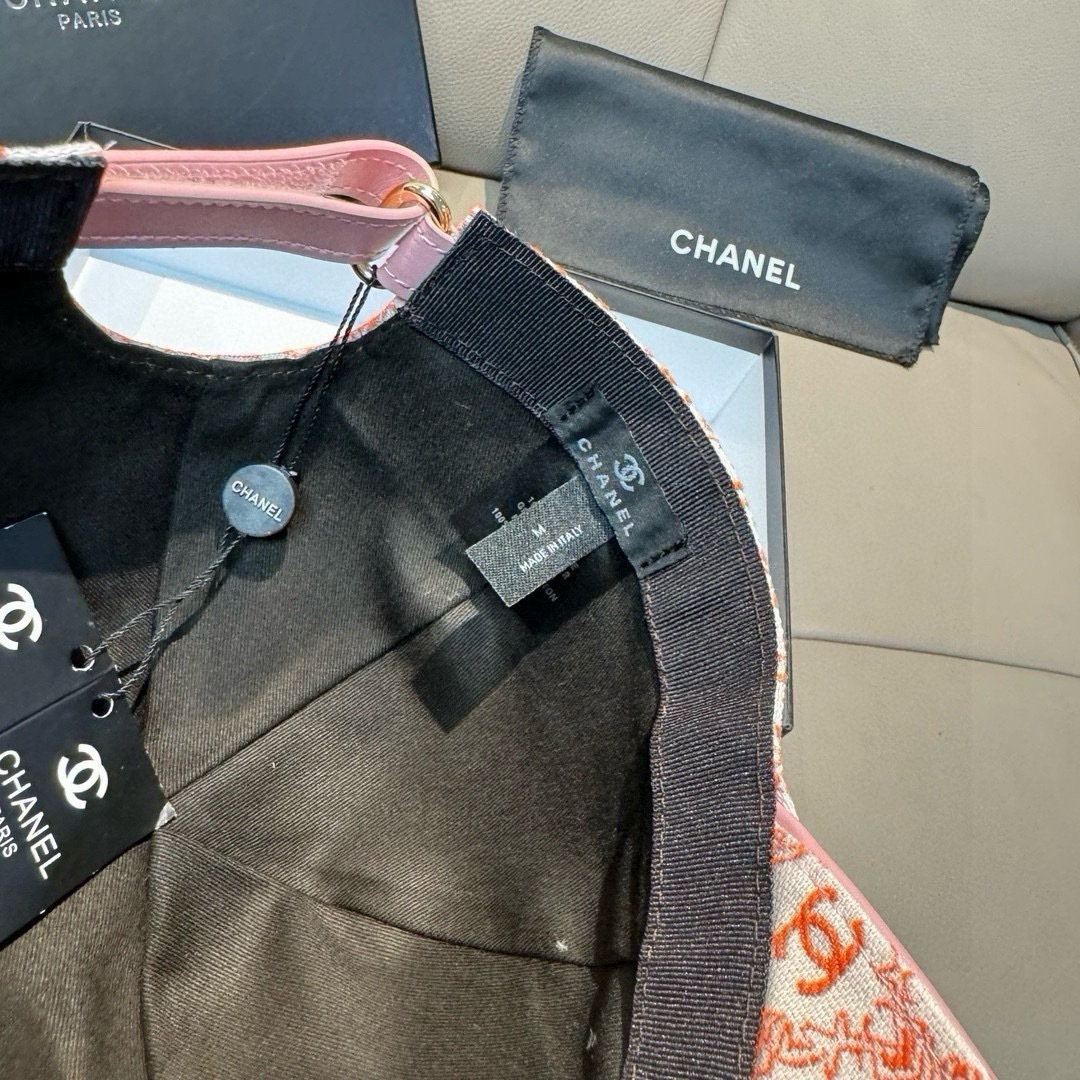 
新款出货！
配盒子布袋，Chanel(香奈儿)新款原单棒球帽， 小双C提花，专柜11开模订制，原版帆布