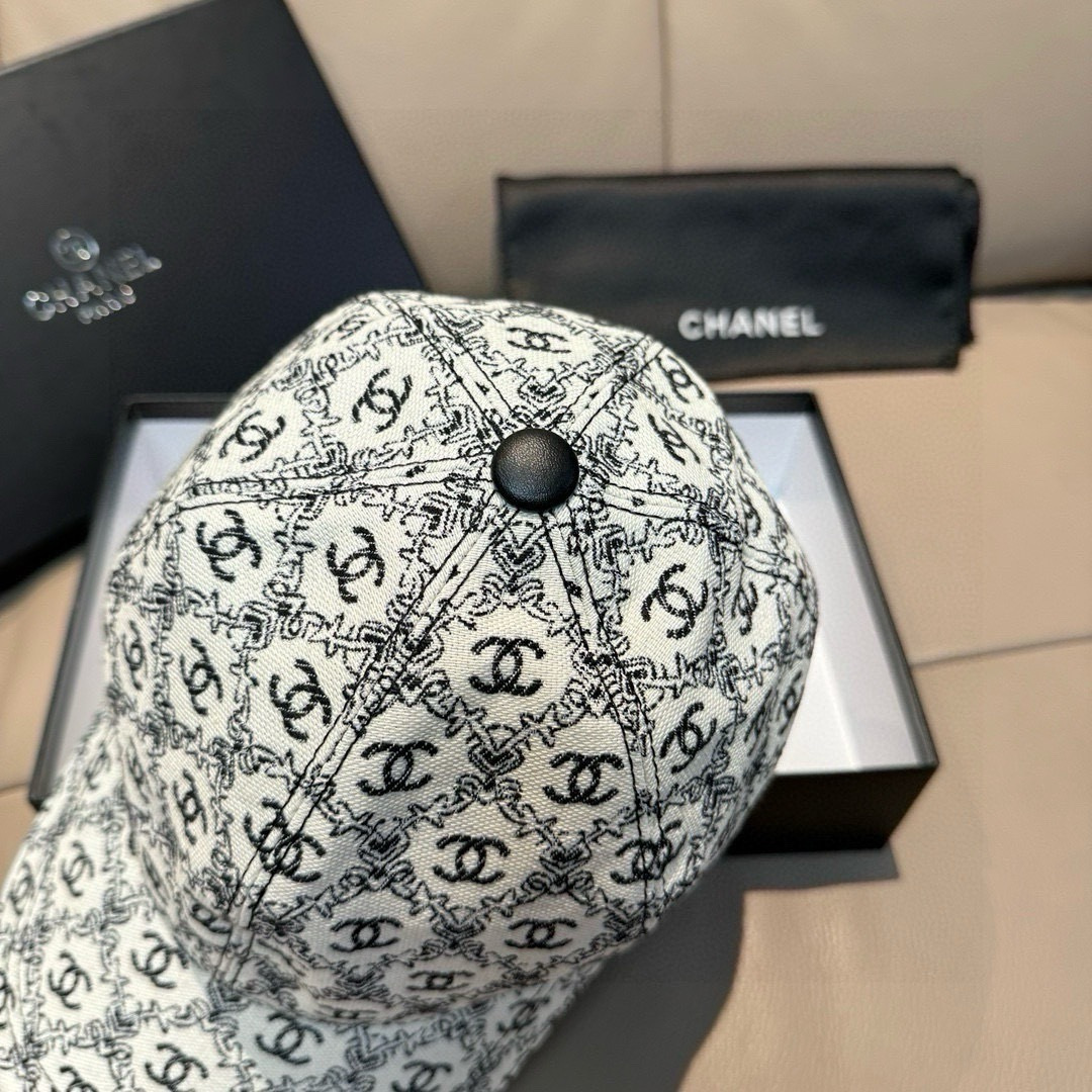 
新款出货！
配盒子布袋，Chanel(香奈儿)新款原单棒球帽， 小双C提花，专柜11开模订制，原版帆布