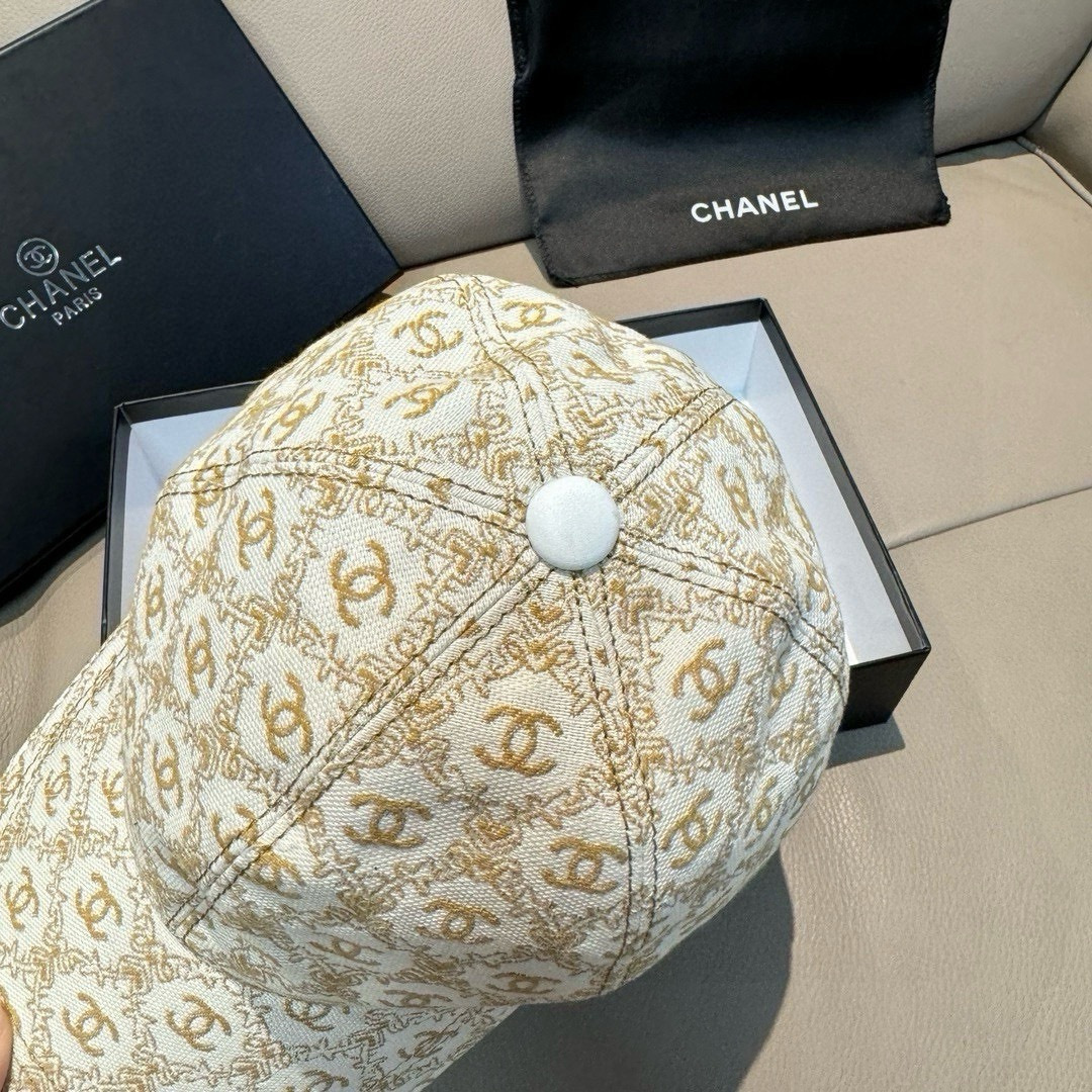 
新款出货！
配盒子布袋，Chanel(香奈儿)新款原单棒球帽， 小双C提花，专柜11开模订制，原版帆布