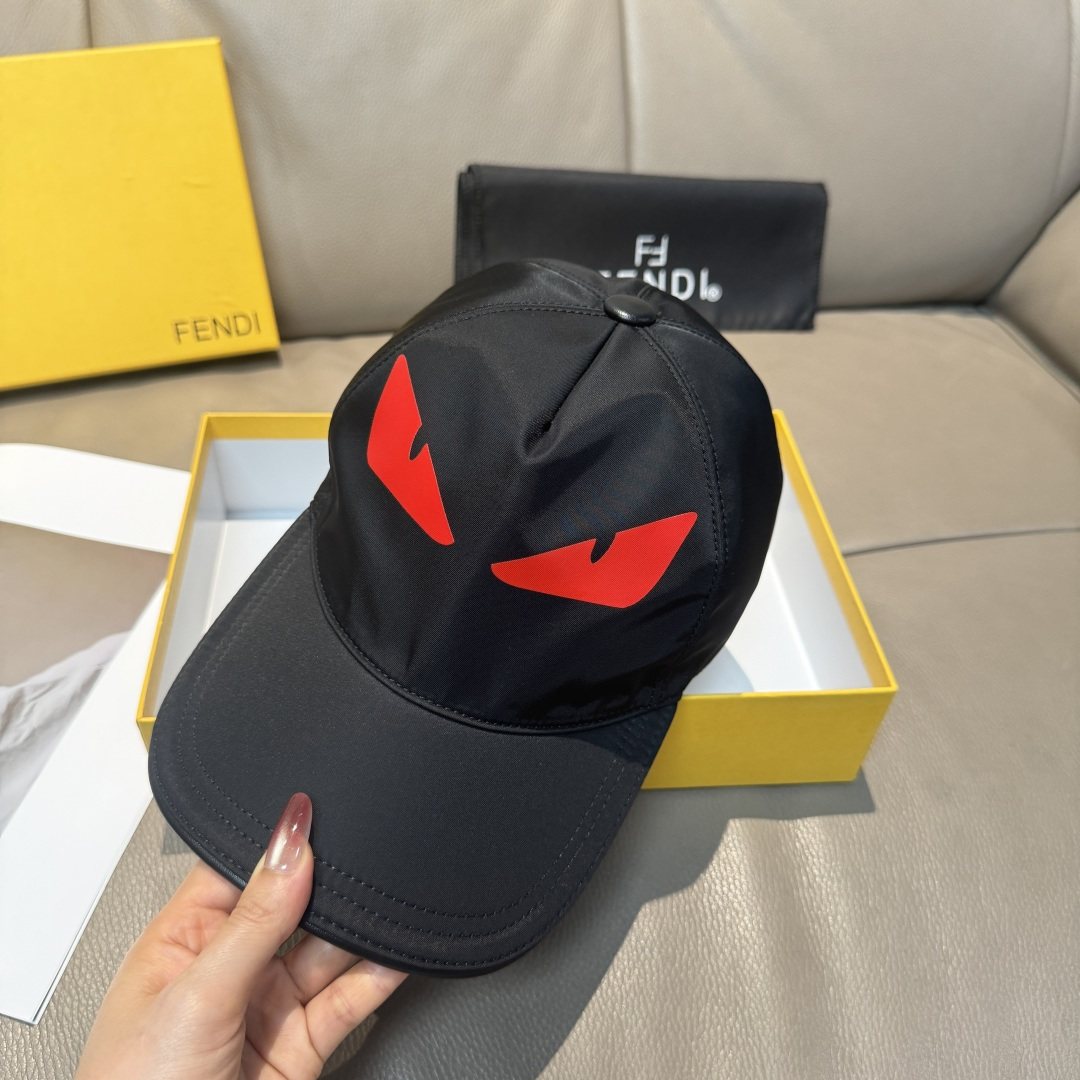 
配盒子布袋，Fendi（芬迪）新款原单棒球帽， 小怪兽，专柜热卖款中，11开模订制，进口降落伞牛津布料