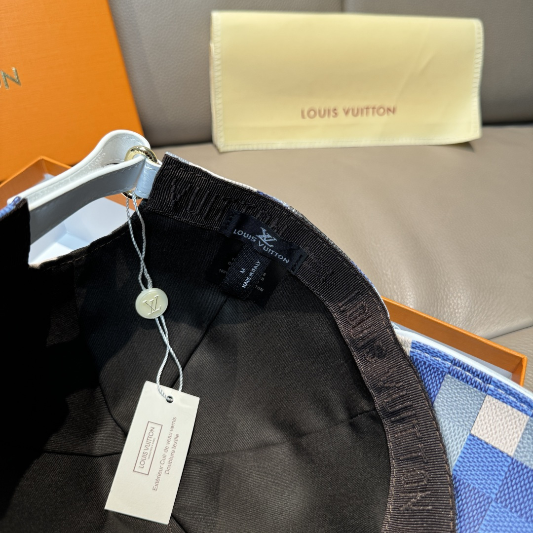 
配包装布袋，LV路易威登新款原单棒球帽，七彩棋盘格，11开模订制，原版专柜PU皮革+头层牛皮包边，长年