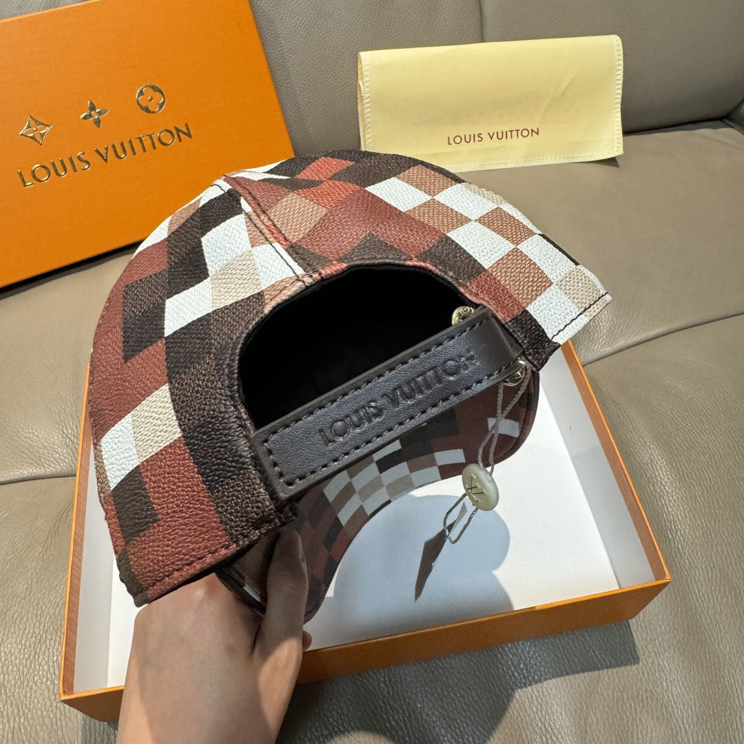 
配包装布袋，LV路易威登新款原单棒球帽，七彩棋盘格，11开模订制，原版专柜PU皮革+头层牛皮包边，长年