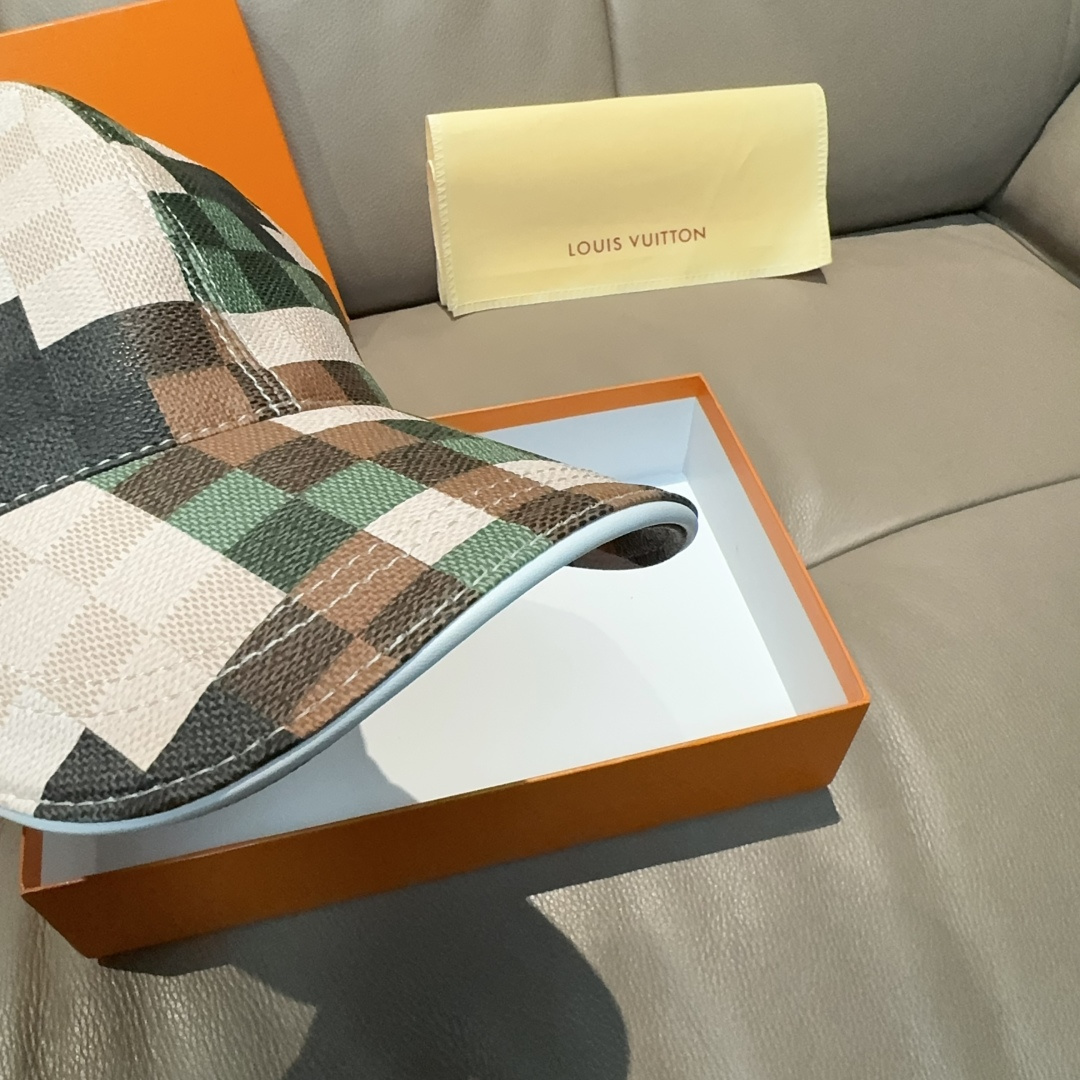 
配包装布袋，LV路易威登新款原单棒球帽，七彩棋盘格，11开模订制，原版专柜PU皮革+头层牛皮包边，长年