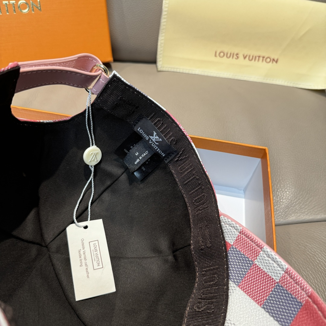 
配包装布袋，LV路易威登新款原单棒球帽，七彩棋盘格，11开模订制，原版专柜PU皮革+头层牛皮包边，长年