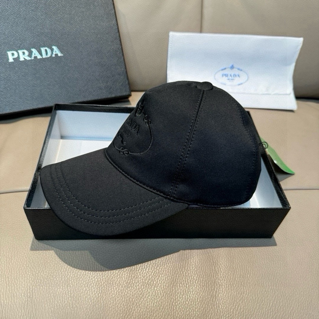 
配包装布袋，Prada(普拉达)新款原单棒球帽， 金丝刺绣，11开模订制，原厂金丝线精细刺绣，原版帆布