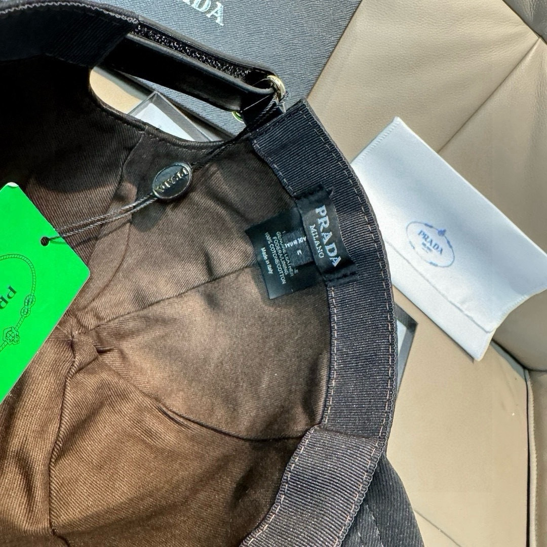 
配包装布袋，Prada(普拉达)新款原单棒球帽， 金丝刺绣，11开模订制，原厂金丝线精细刺绣，原版帆布