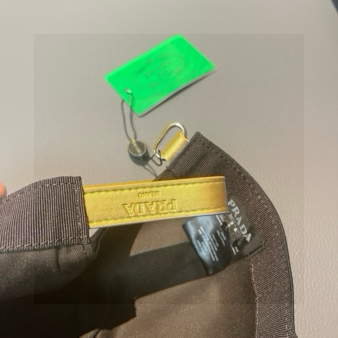 
配包装布袋，Prada(普拉达)新款原单棒球帽， 金丝刺绣，11开模订制，原厂金丝线精细刺绣，原版帆布