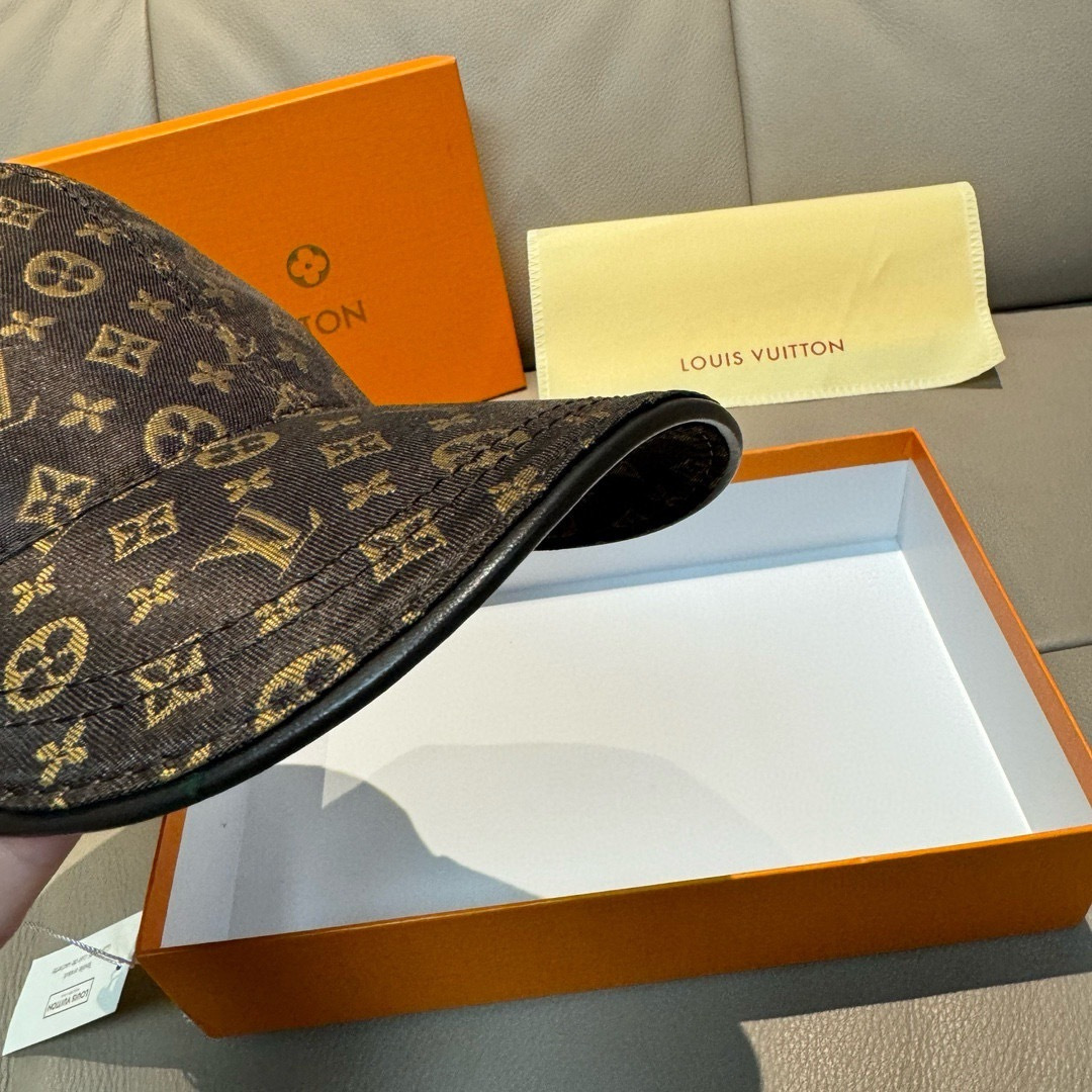 
新款出货
配盒子布袋，LV(路易威登)新款原单棒球帽，老花刺绣，11开模订制，原版老花面料，重工刺绣，