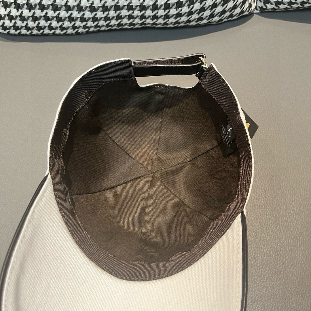 
爆款回货
NY(New York)棒球帽， 专柜最新款，NY刺绣，简洁大气！11开模订制，原厂透气帆布