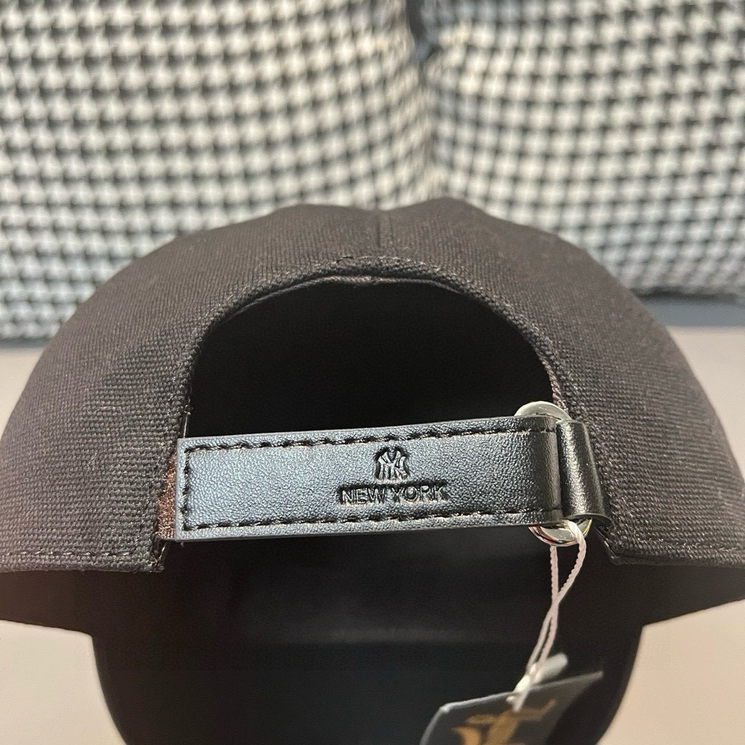 
爆款回货
NY(New York)棒球帽， 专柜最新款，NY刺绣，简洁大气！11开模订制，原厂透气帆布