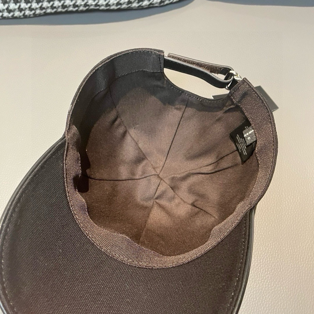 
爆款回货
NY(New York)棒球帽， 专柜最新款，NY刺绣，简洁大气！11开模订制，原厂透气帆布