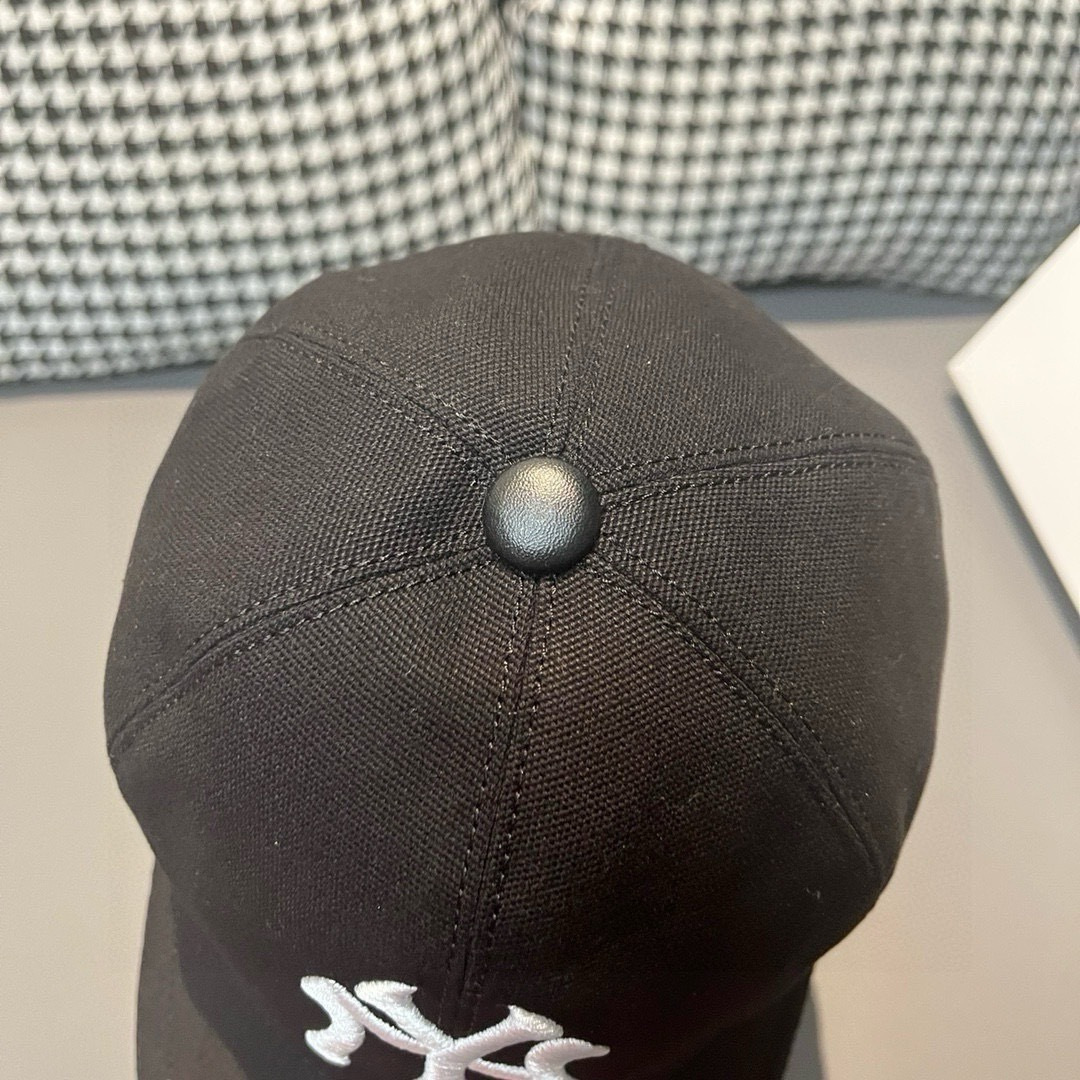 
爆款回货
NY(New York)棒球帽， 专柜最新款，NY刺绣，简洁大气！11开模订制，原厂透气帆布