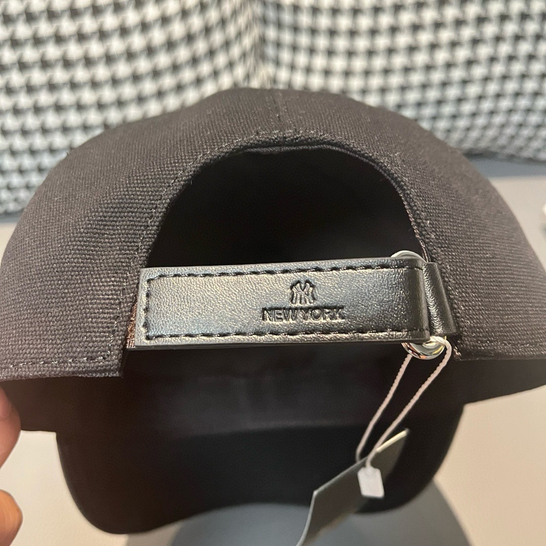 
爆款回货
NY(New York)棒球帽， 专柜最新款，NY刺绣，简洁大气！11开模订制，原厂透气帆布