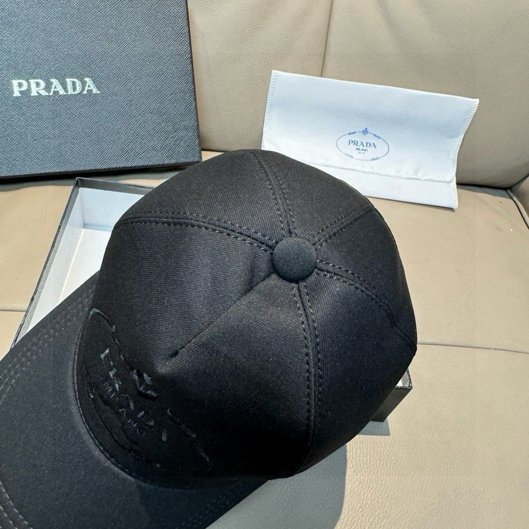 
配包装布袋，Prada(普拉达)新款原单棒球帽， 金丝刺绣，11开模订制，原厂金丝线精细刺绣，原版帆布