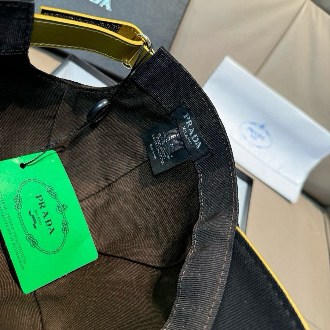 
配包装布袋，Prada(普拉达)新款原单棒球帽， 金丝刺绣，11开模订制，原厂金丝线精细刺绣，原版帆布
