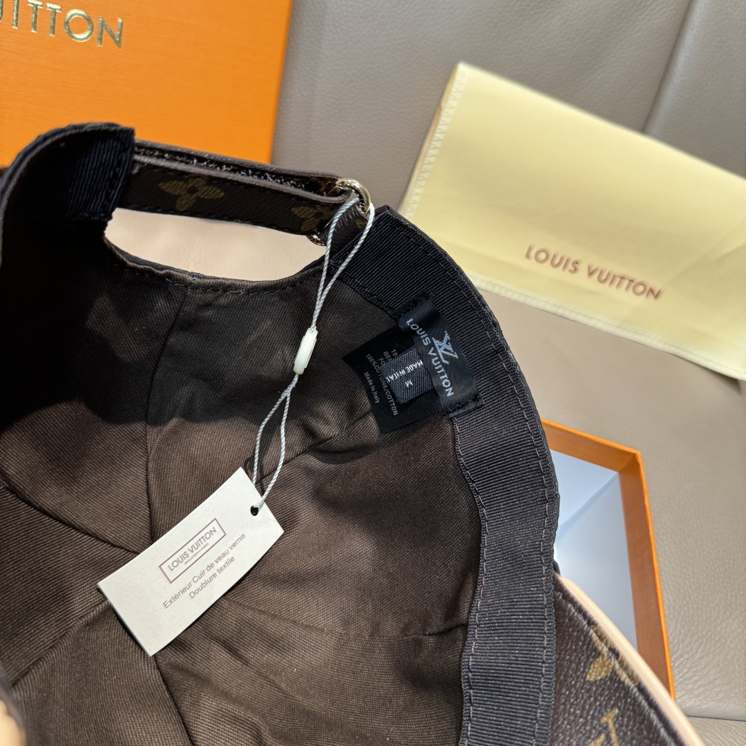 
配盒子布袋，LV(路易威登)新款原单棒球帽，老花拼接，11开模订制，原版印花绸缎面料+专柜老花皮，做工