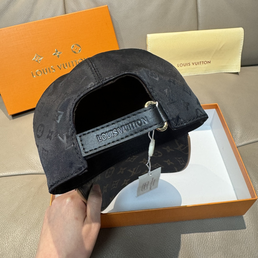 
配盒子布袋，LV(路易威登)新款原单棒球帽，老花拼接，11开模订制，原版印花绸缎面料+专柜老花皮，做工