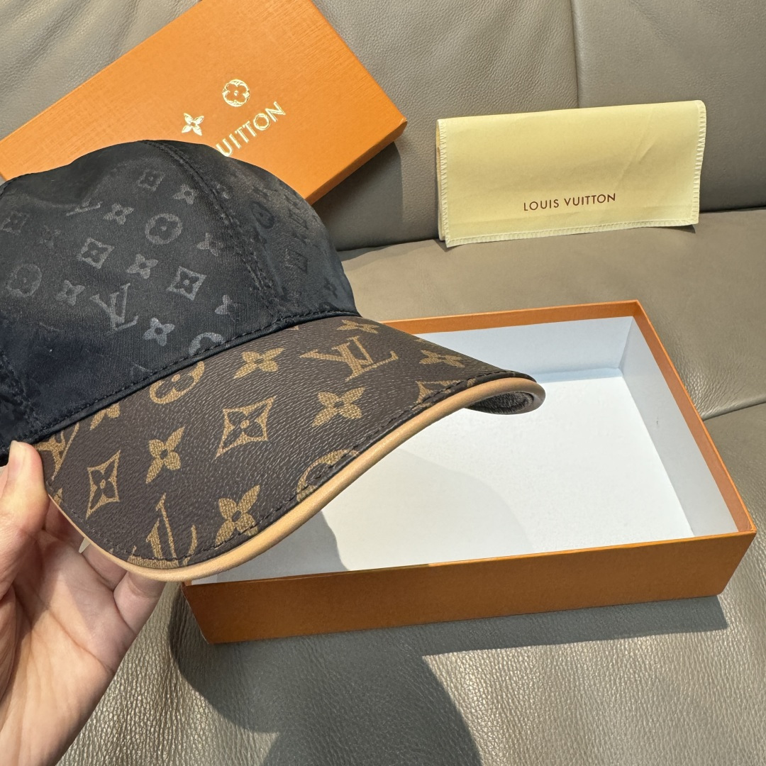 
配盒子布袋，LV(路易威登)新款原单棒球帽，老花拼接，11开模订制，原版印花绸缎面料+专柜老花皮，做工